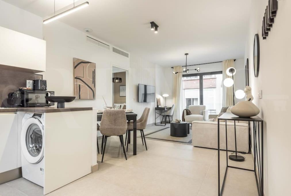 Modern Apartment With Patio & Parking By Rems مالقة المظهر الخارجي الصورة