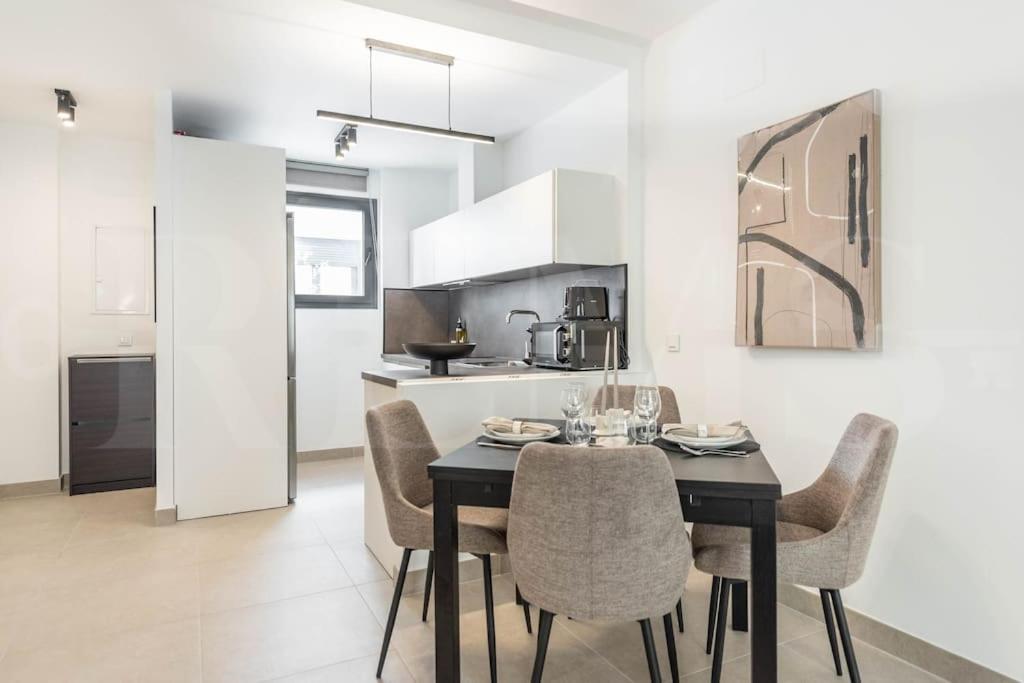 Modern Apartment With Patio & Parking By Rems مالقة المظهر الخارجي الصورة