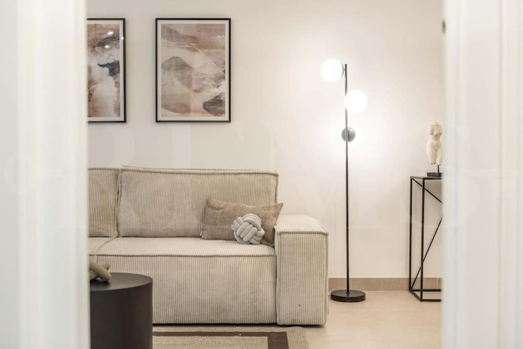 Modern Apartment With Patio & Parking By Rems مالقة المظهر الخارجي الصورة