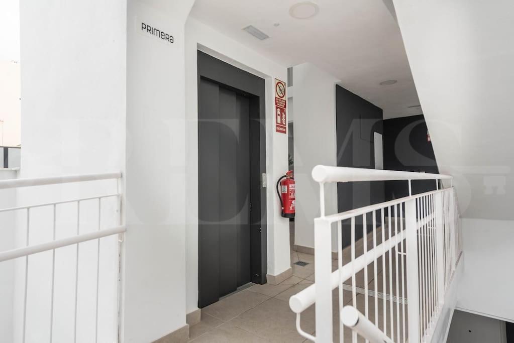 Modern Apartment With Patio & Parking By Rems مالقة المظهر الخارجي الصورة