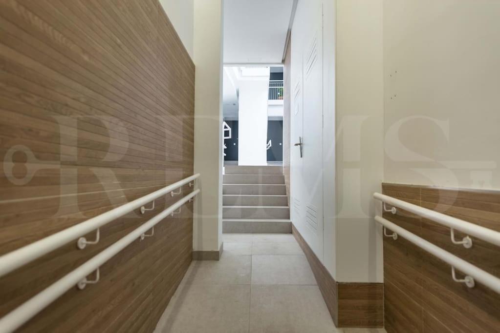 Modern Apartment With Patio & Parking By Rems مالقة المظهر الخارجي الصورة